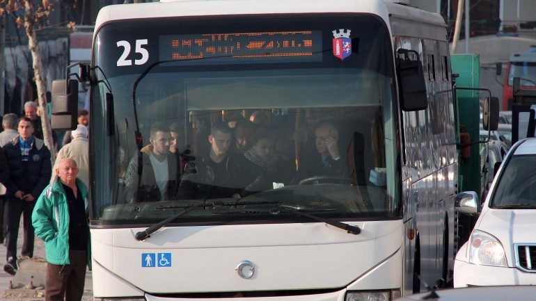Transporti publik në Tiranë, makthi i qytetarëve. Më shpejt në këmbë se me autobusë