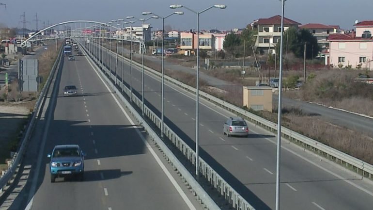 Në prag të sezonit, bllokohet një korsi e autostradës Tiranë-Durrës