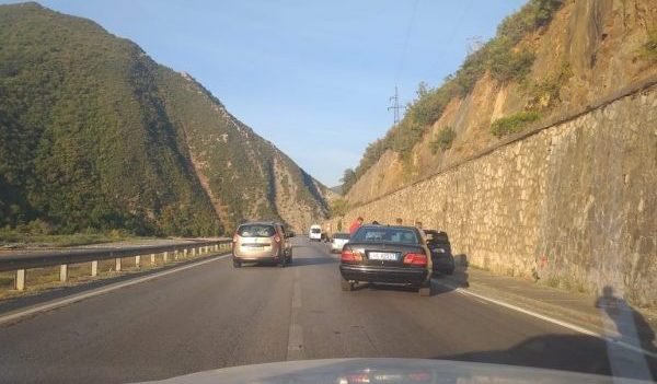 Sërish aksident në Elbasan/ Përplasen makinat, 3 të plagosur