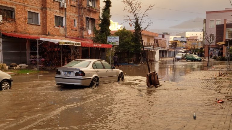 Reshje shiu dhe breshër, përmbyten rrugët e Durrësit