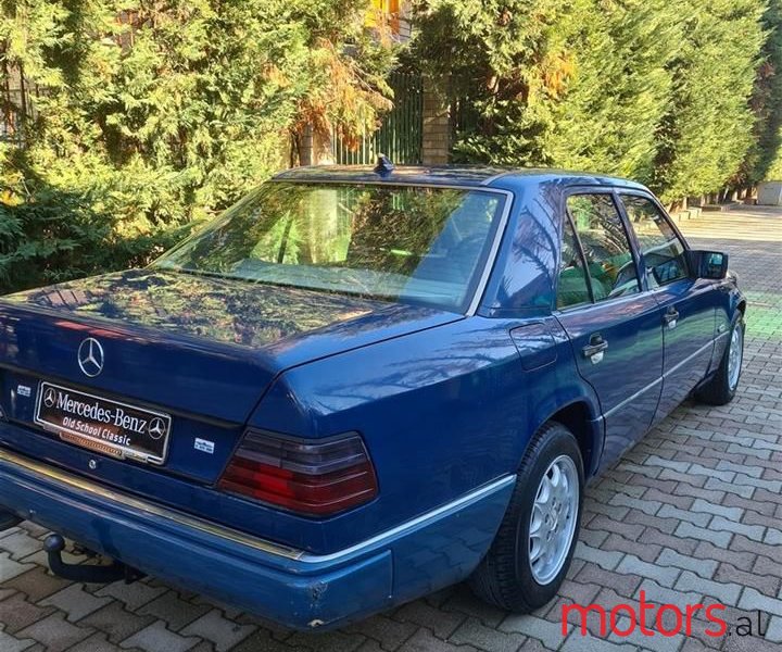 1991 Mercedes-Benz E 200 in Tirane, Albania - 3